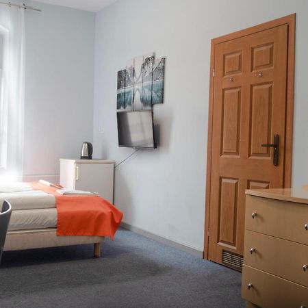 Hostel Krosnienska 12 Зелёна-Гура Экстерьер фото