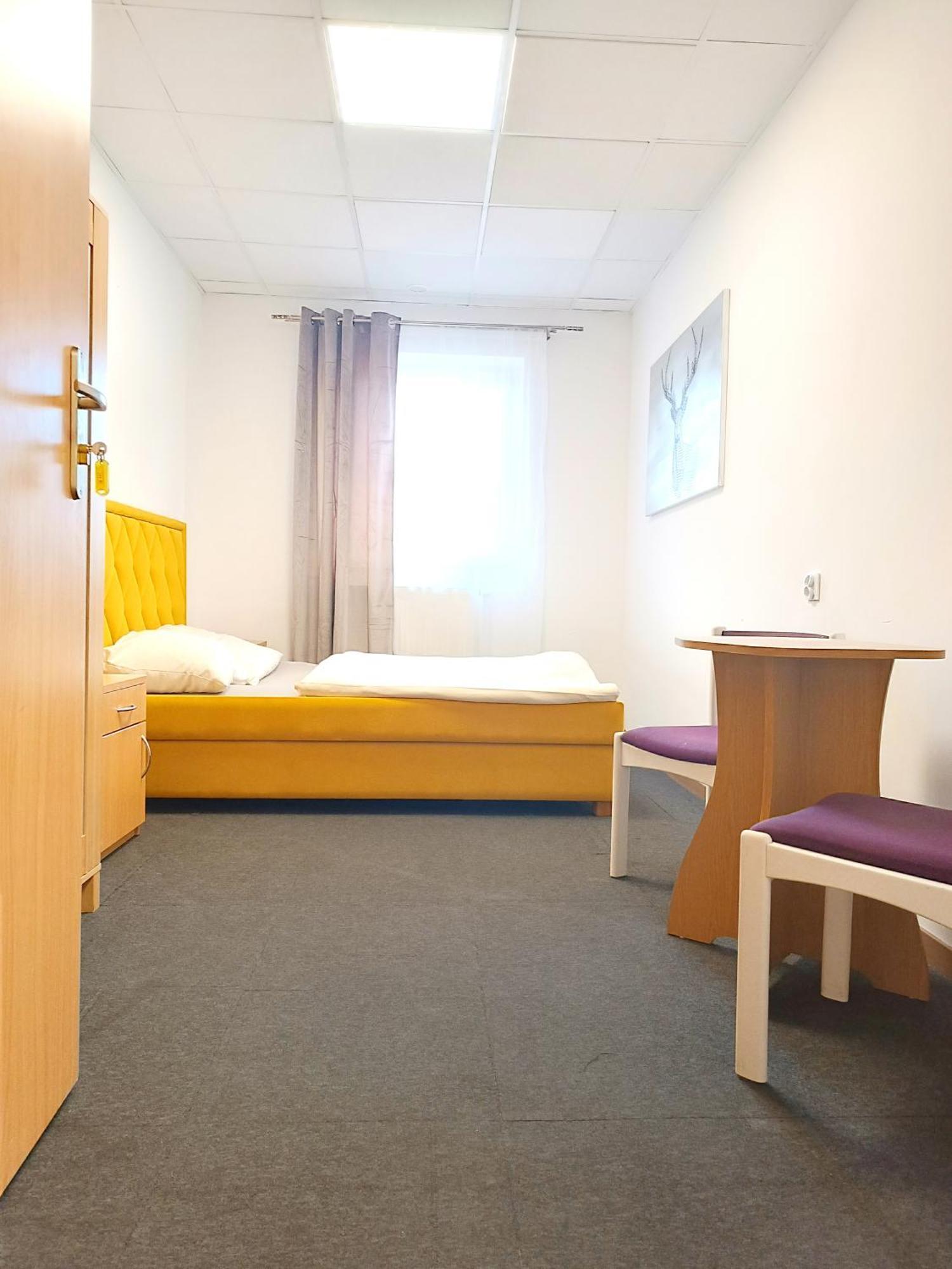 Hostel Krosnienska 12 Зелёна-Гура Экстерьер фото