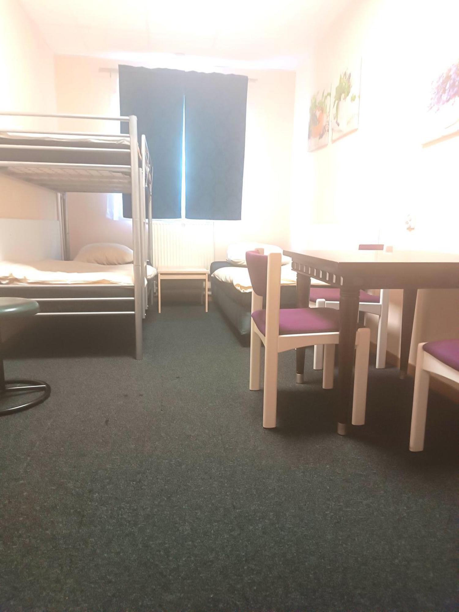 Hostel Krosnienska 12 Зелёна-Гура Экстерьер фото