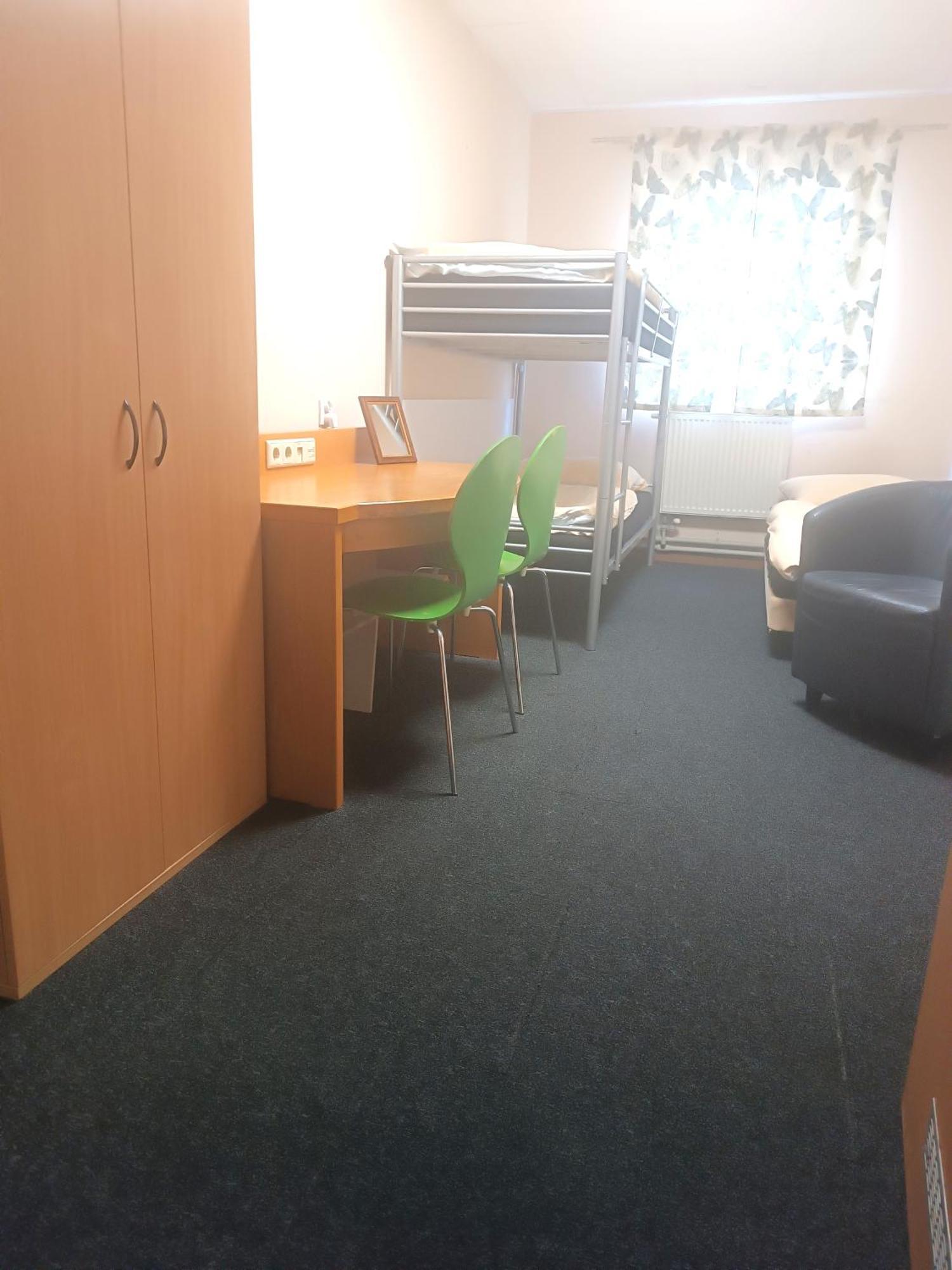 Hostel Krosnienska 12 Зелёна-Гура Экстерьер фото