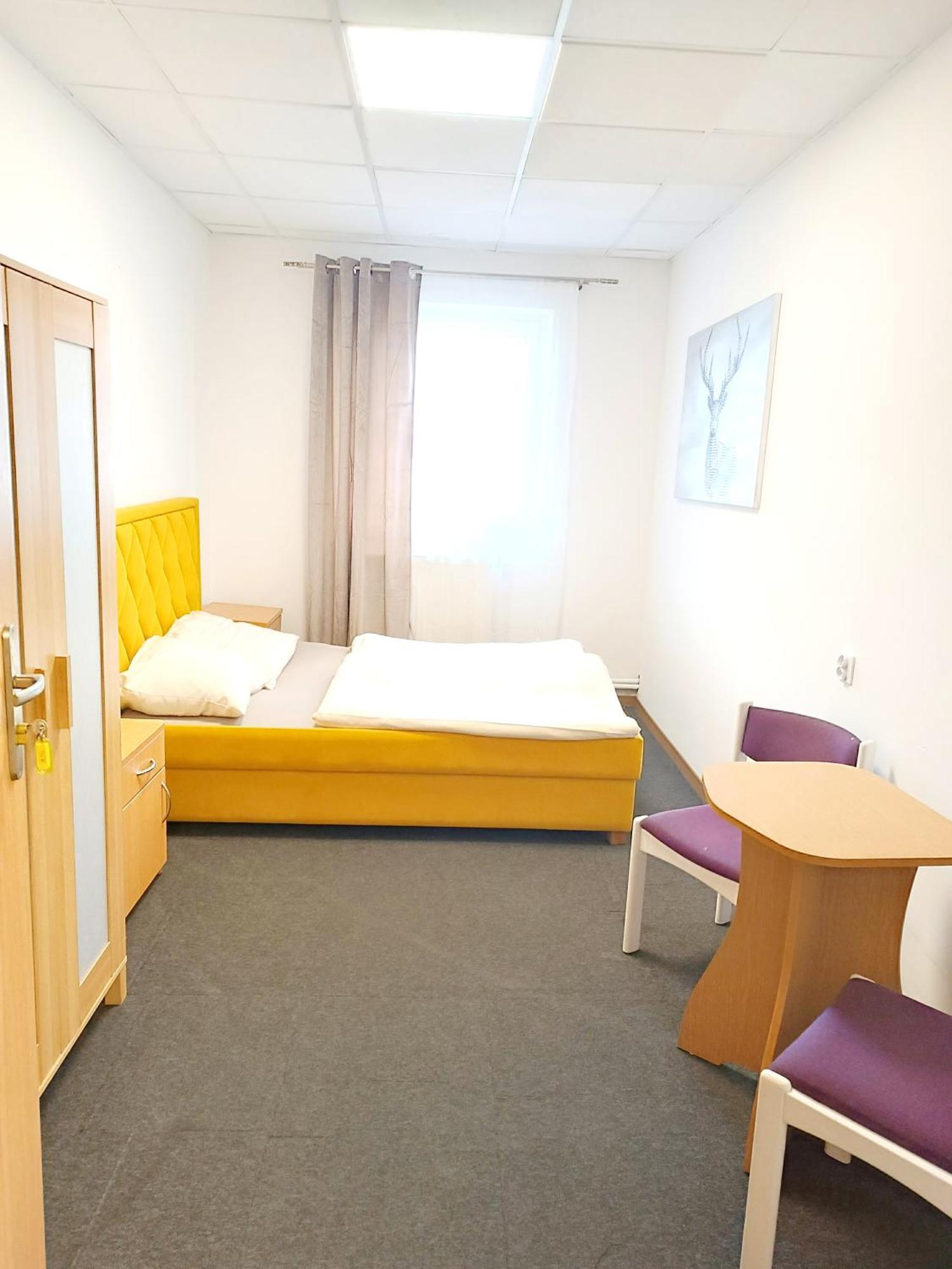 Hostel Krosnienska 12 Зелёна-Гура Экстерьер фото