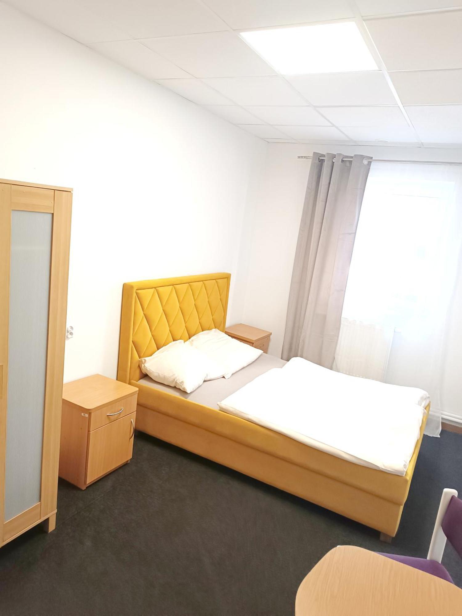 Hostel Krosnienska 12 Зелёна-Гура Экстерьер фото