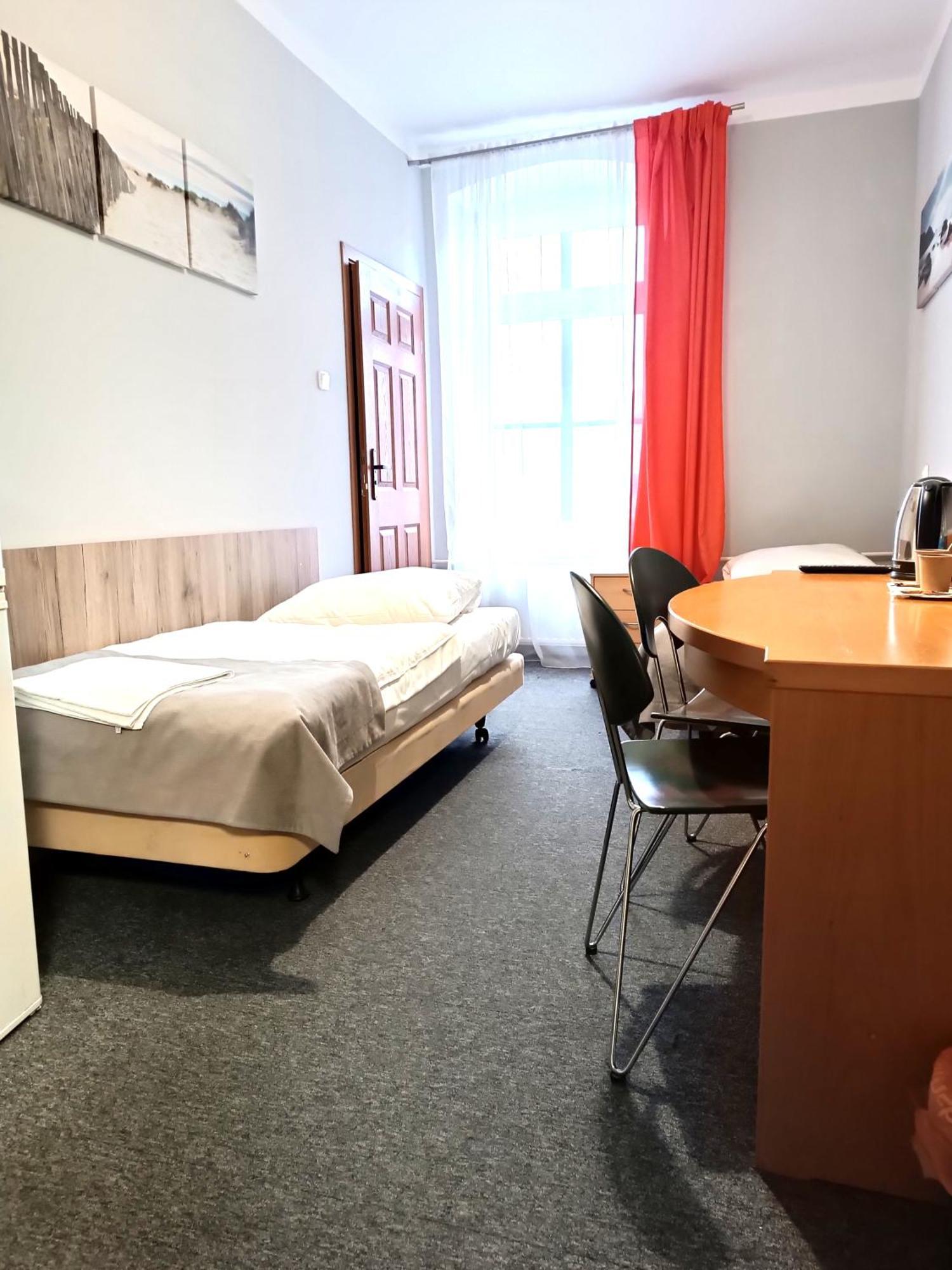 Hostel Krosnienska 12 Зелёна-Гура Экстерьер фото