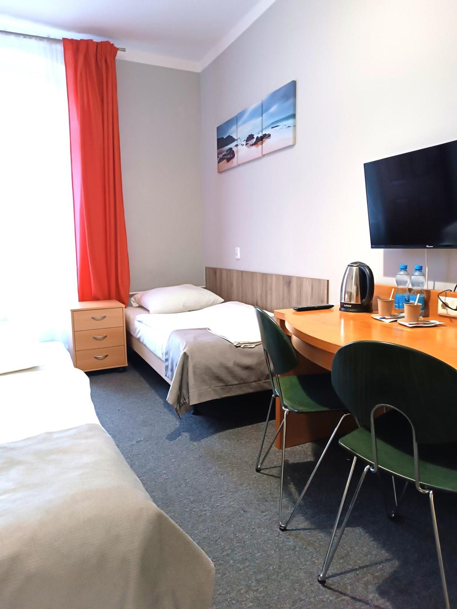 Hostel Krosnienska 12 Зелёна-Гура Экстерьер фото