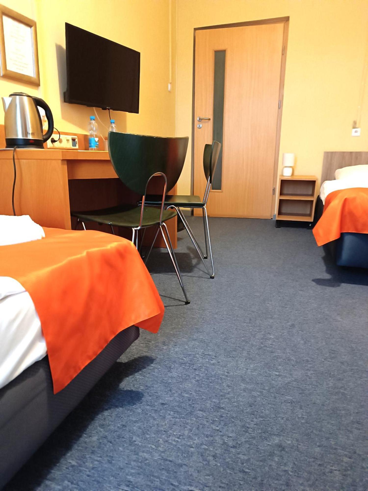 Hostel Krosnienska 12 Зелёна-Гура Экстерьер фото