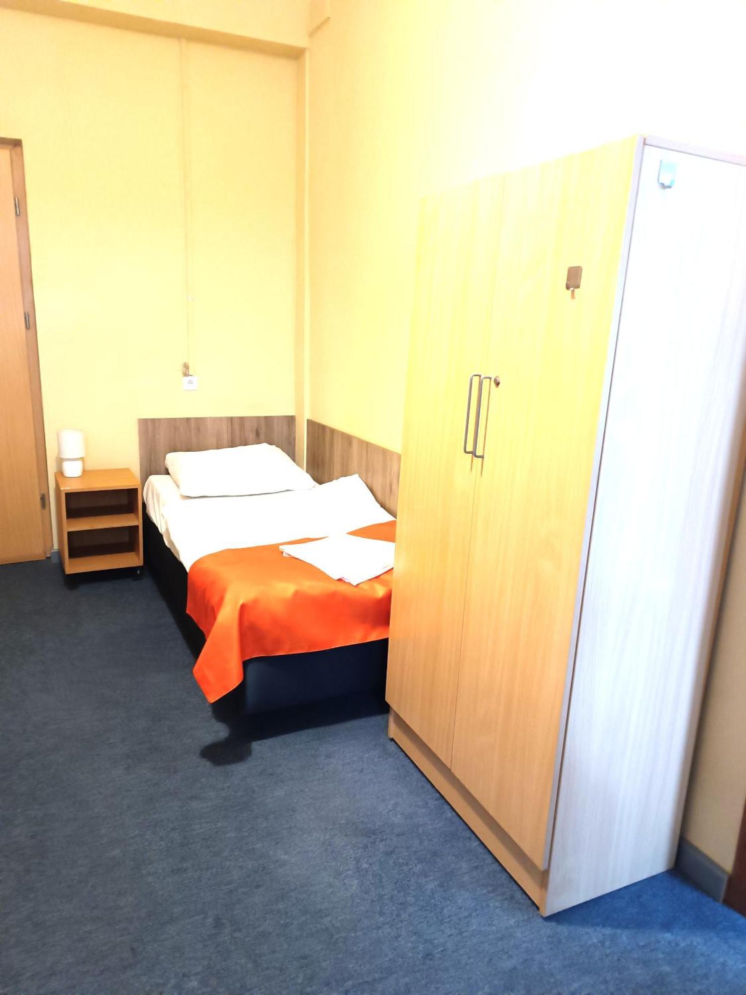Hostel Krosnienska 12 Зелёна-Гура Экстерьер фото