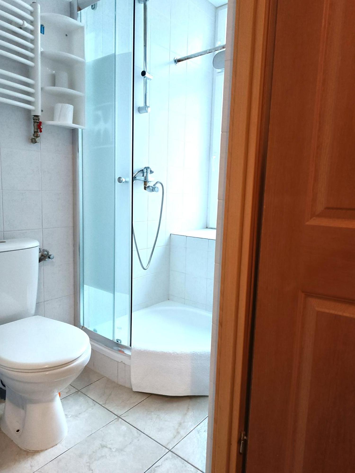 Hostel Krosnienska 12 Зелёна-Гура Экстерьер фото