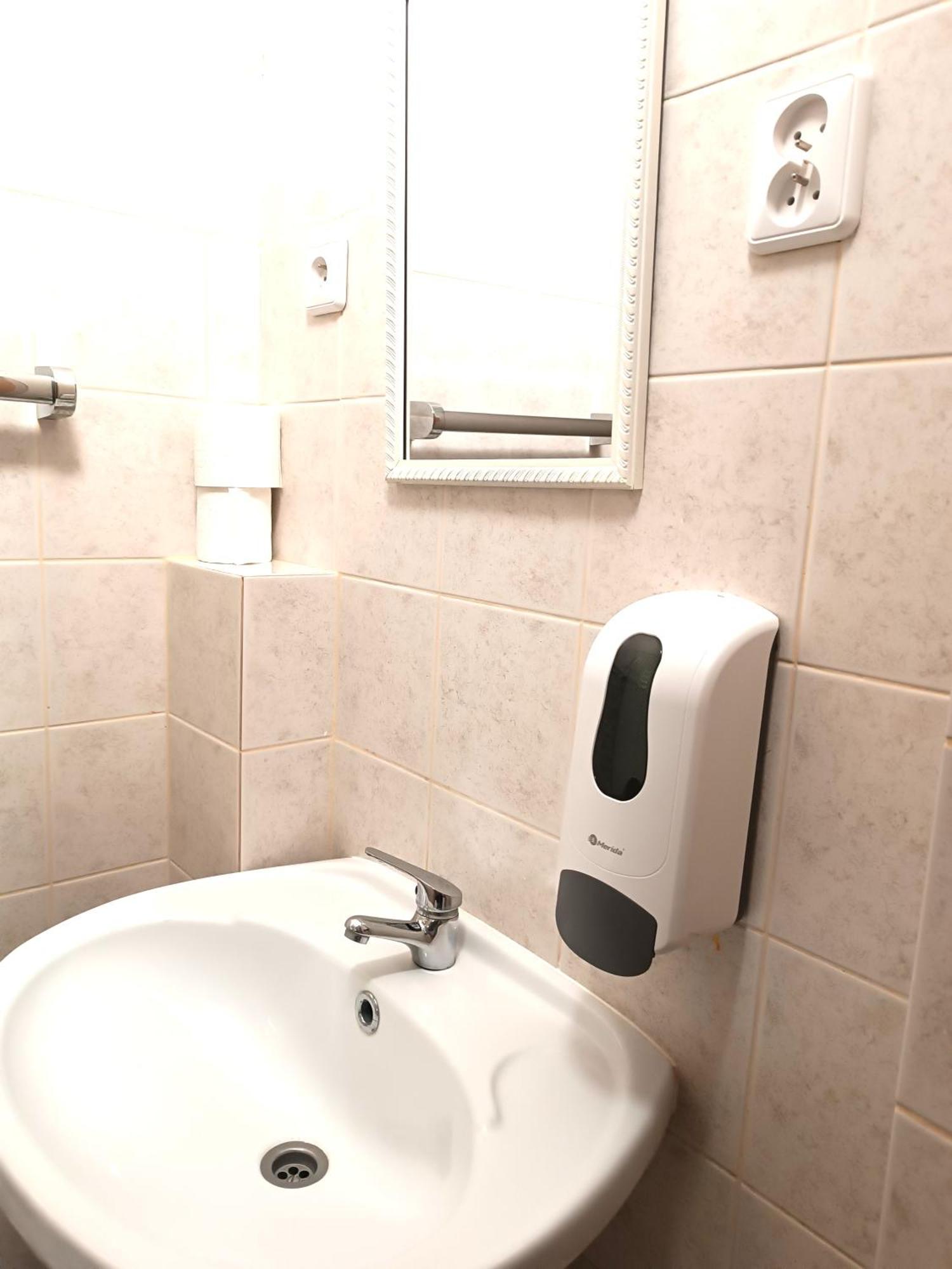 Hostel Krosnienska 12 Зелёна-Гура Экстерьер фото