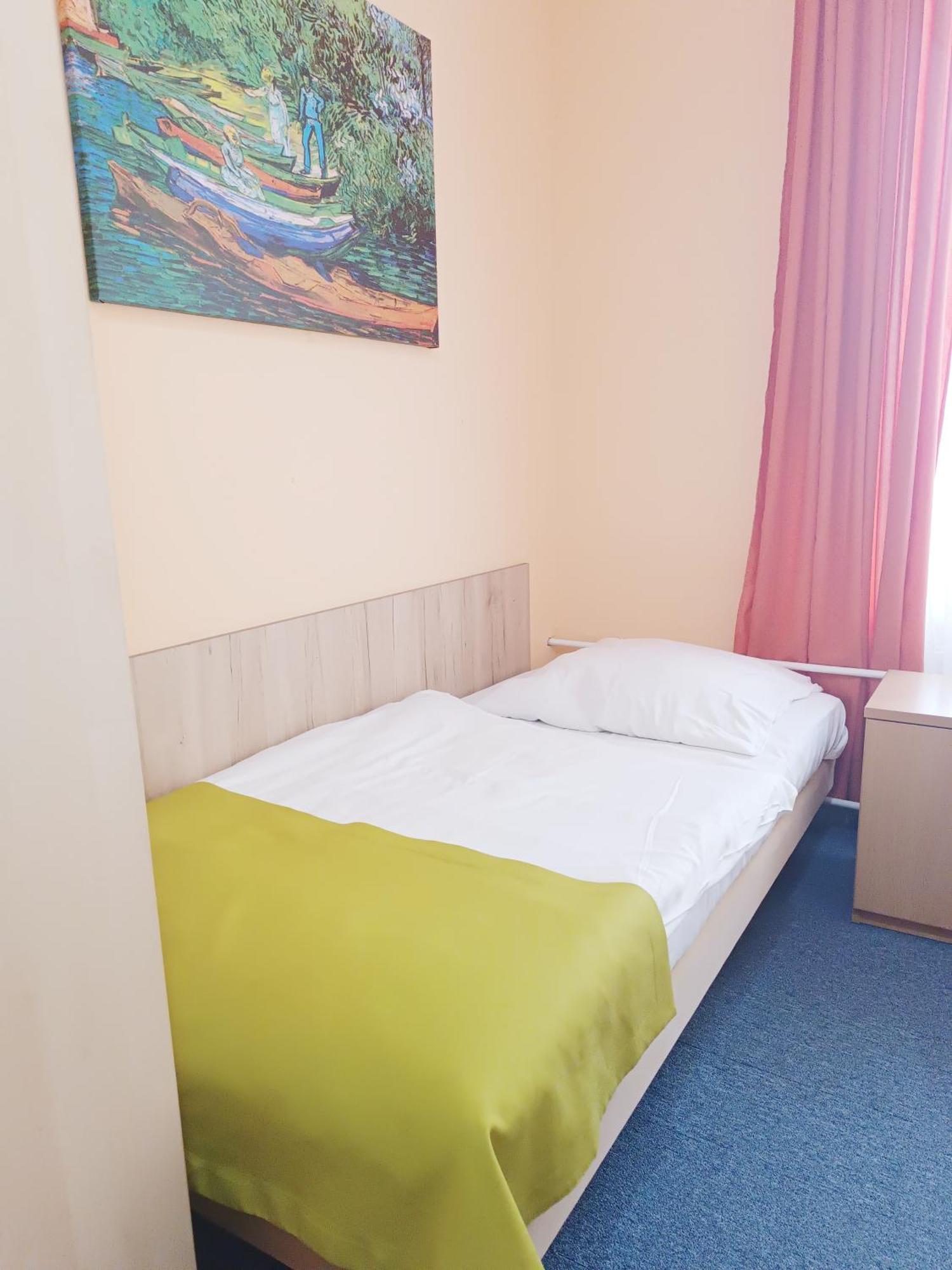 Hostel Krosnienska 12 Зелёна-Гура Экстерьер фото