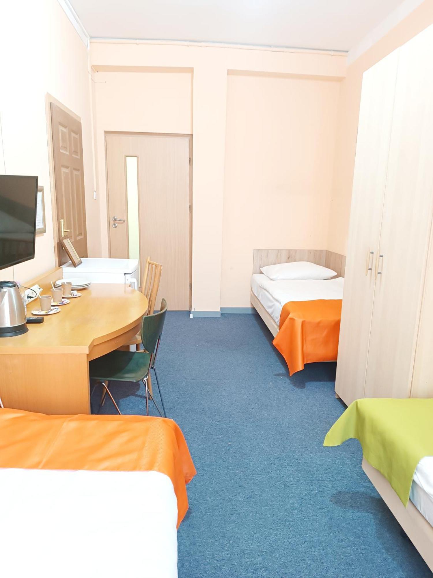 Hostel Krosnienska 12 Зелёна-Гура Экстерьер фото