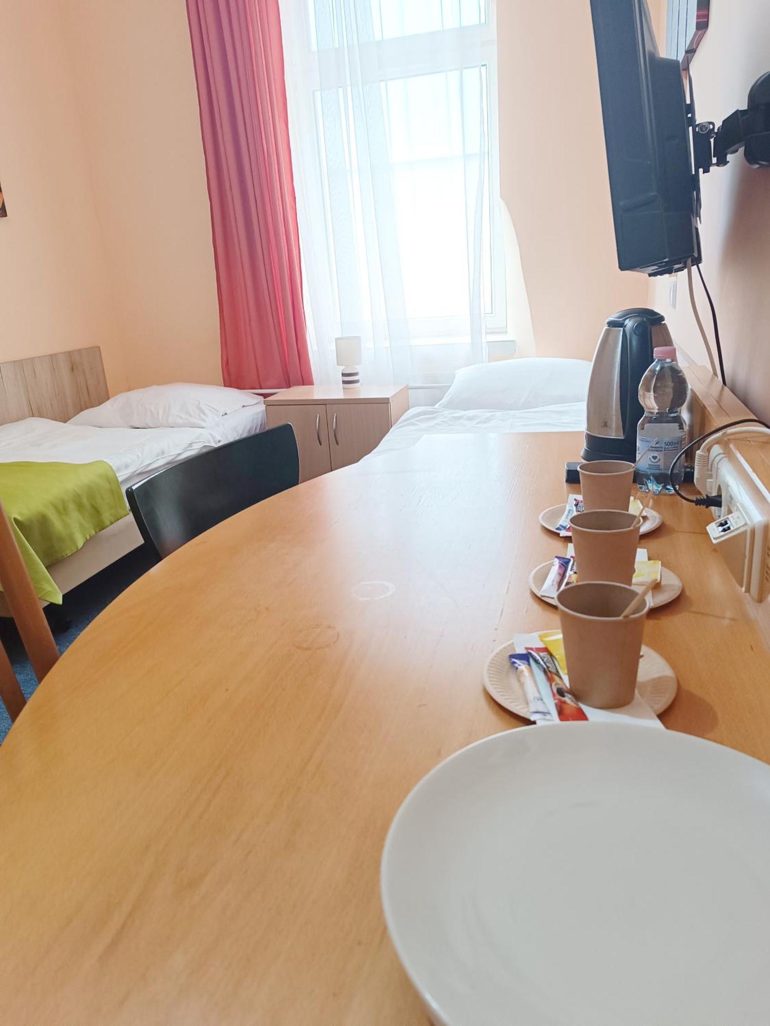 Hostel Krosnienska 12 Зелёна-Гура Экстерьер фото