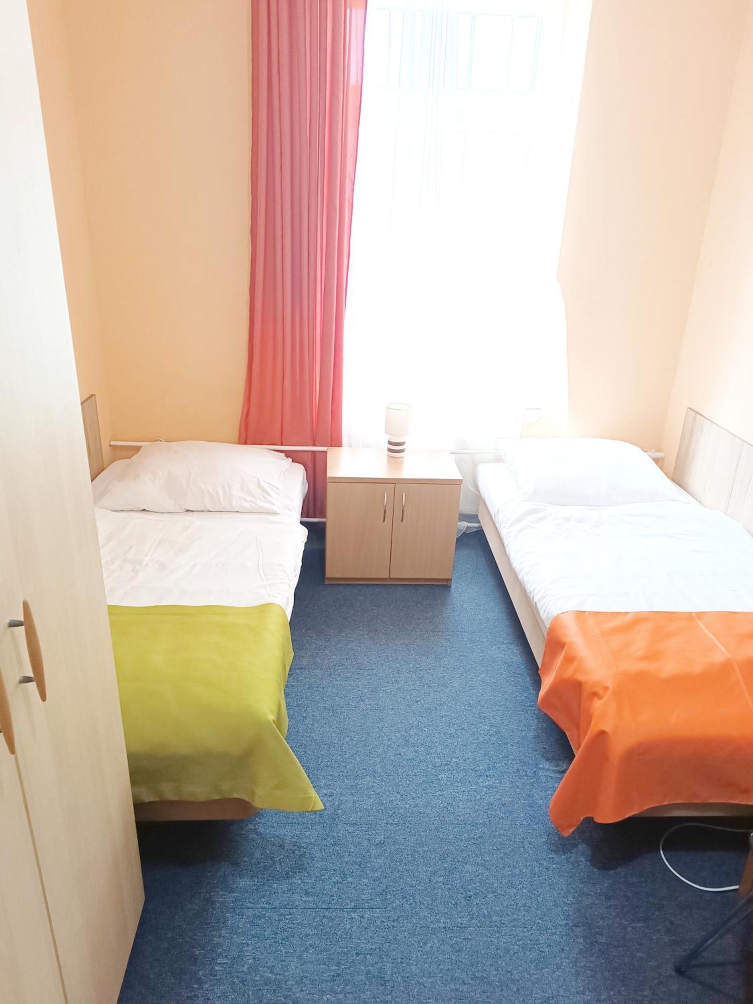 Hostel Krosnienska 12 Зелёна-Гура Экстерьер фото