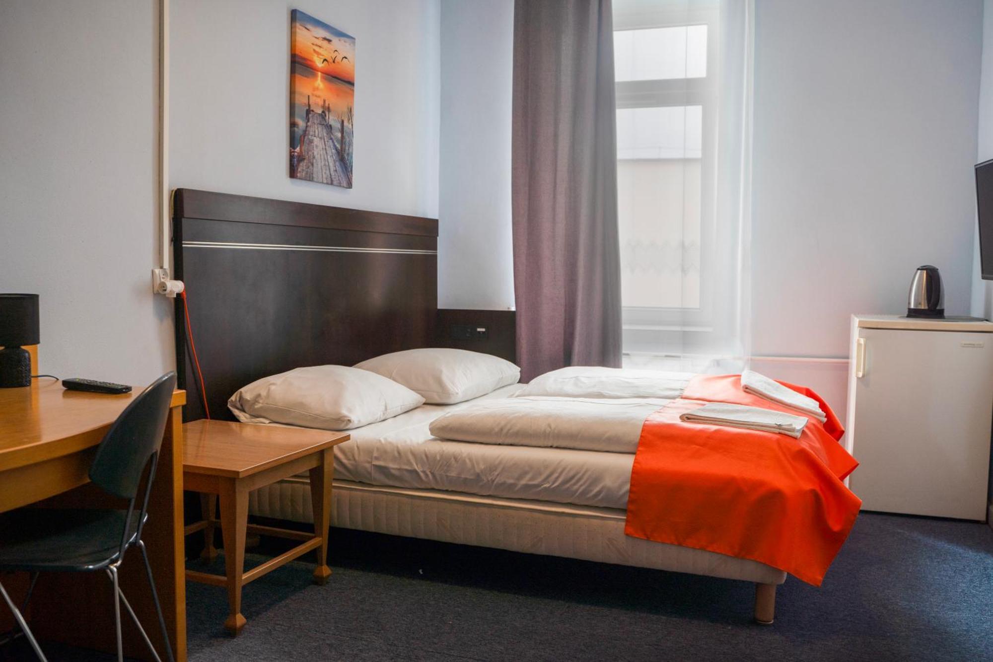 Hostel Krosnienska 12 Зелёна-Гура Экстерьер фото