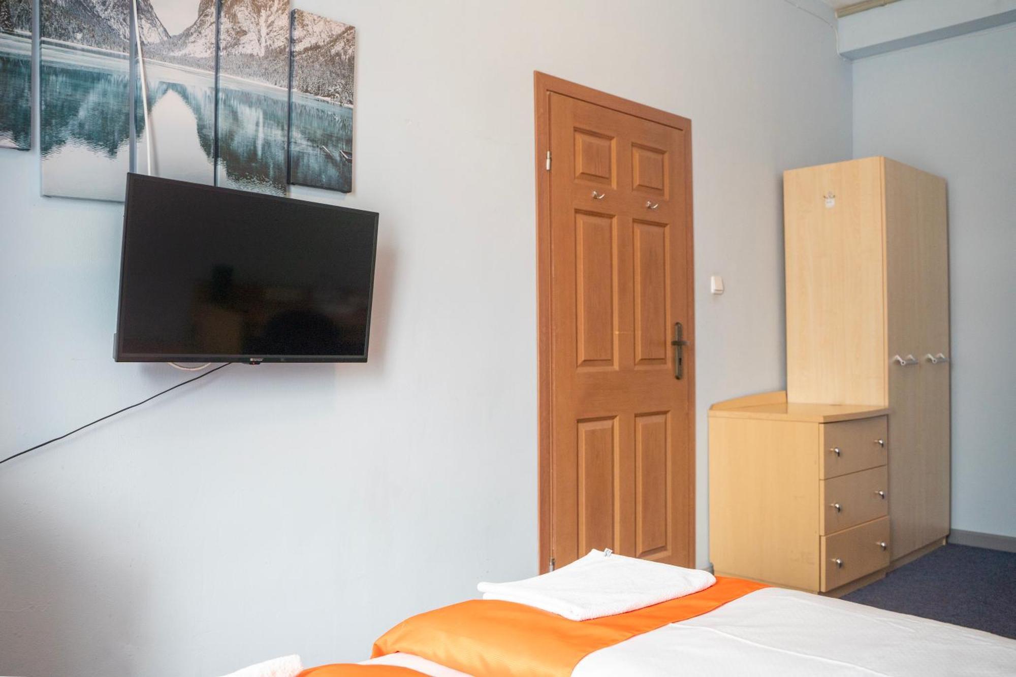Hostel Krosnienska 12 Зелёна-Гура Экстерьер фото