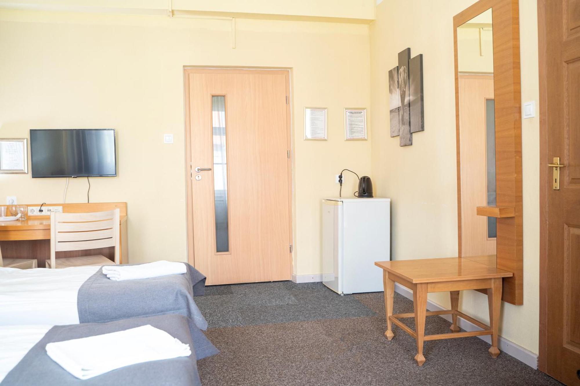 Hostel Krosnienska 12 Зелёна-Гура Экстерьер фото