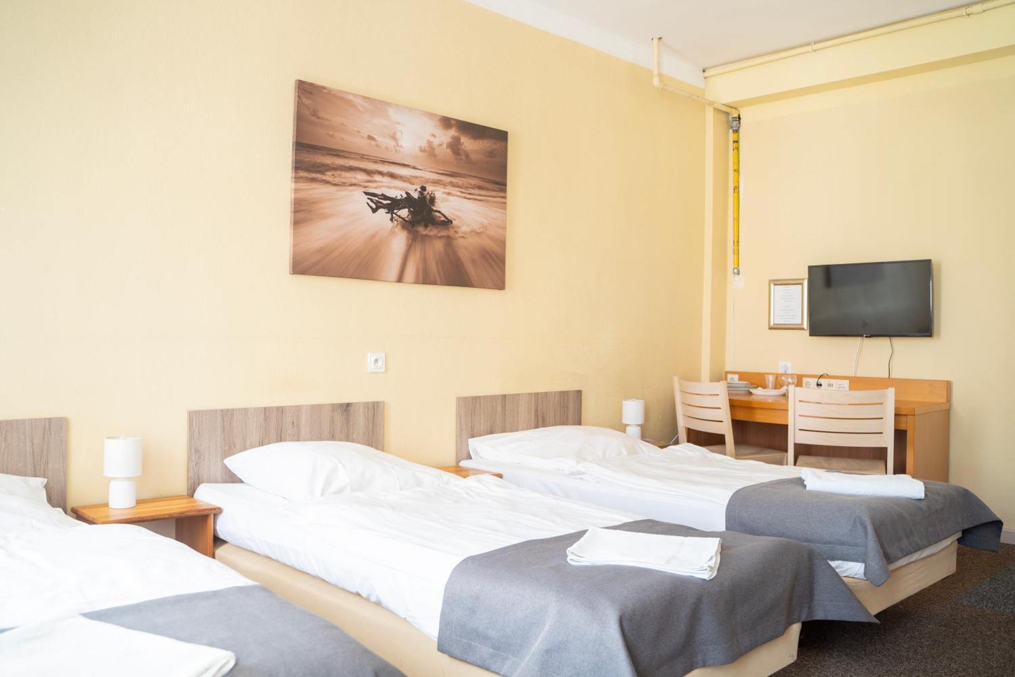 Hostel Krosnienska 12 Зелёна-Гура Экстерьер фото