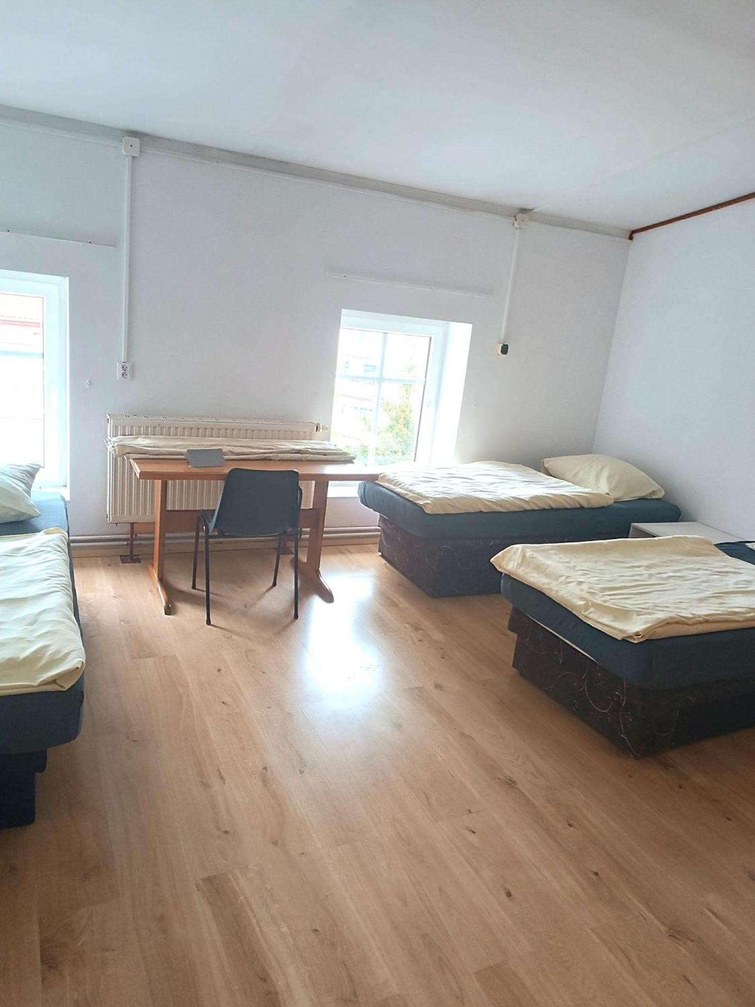 Hostel Krosnienska 12 Зелёна-Гура Экстерьер фото