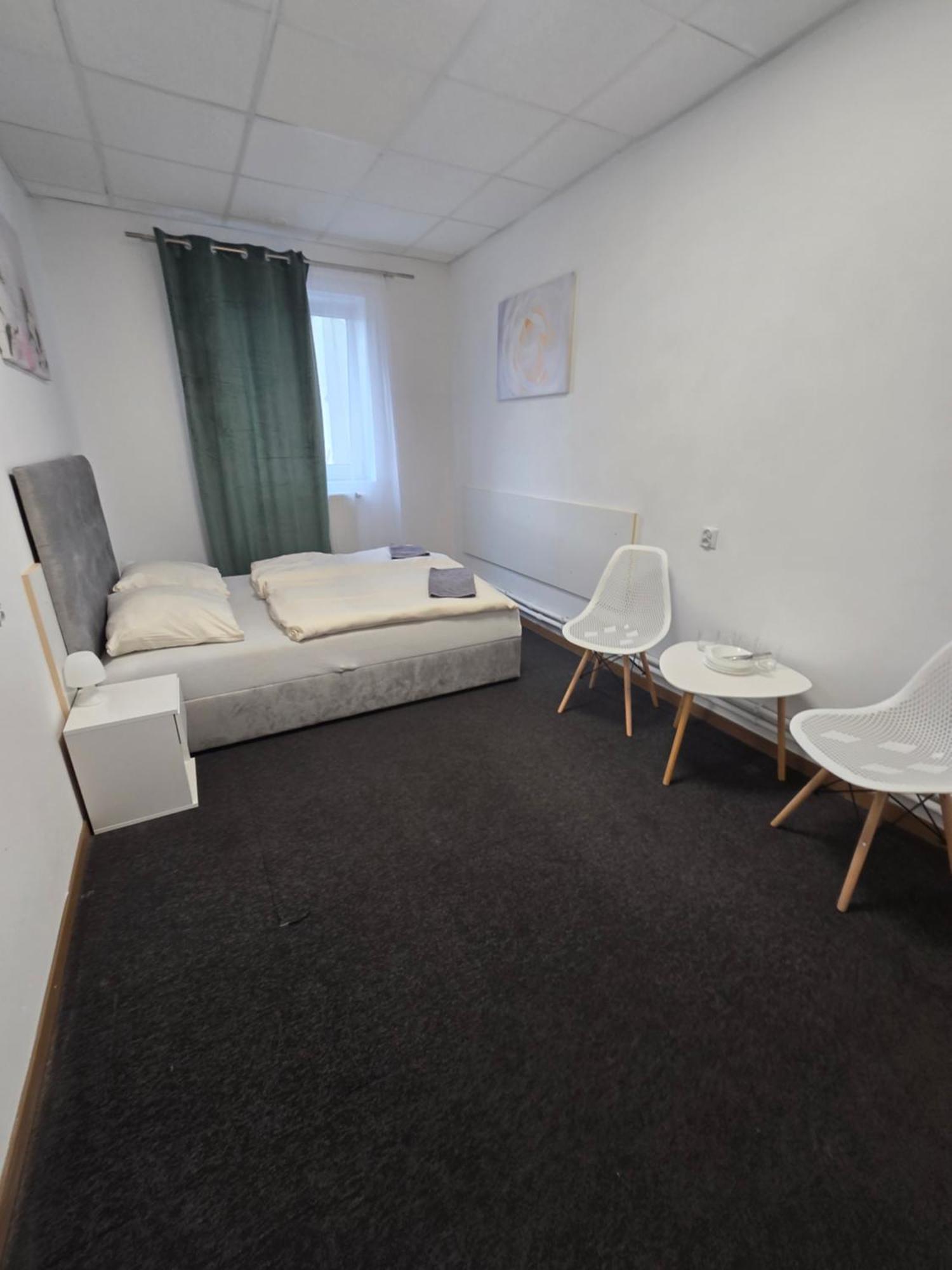 Hostel Krosnienska 12 Зелёна-Гура Экстерьер фото