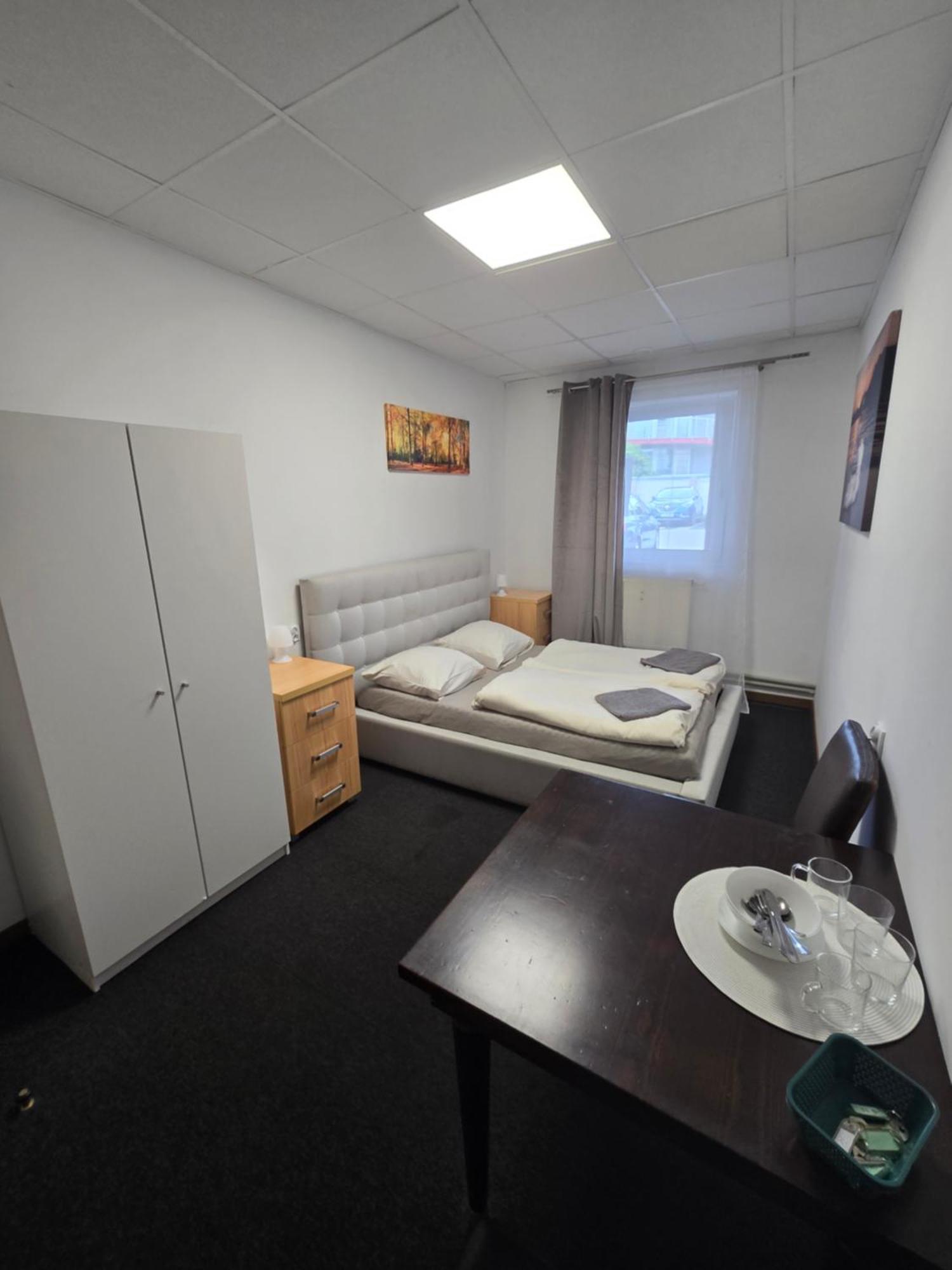 Hostel Krosnienska 12 Зелёна-Гура Экстерьер фото