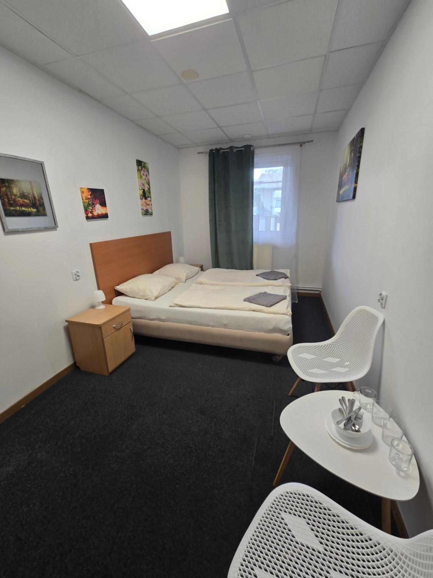 Hostel Krosnienska 12 Зелёна-Гура Экстерьер фото