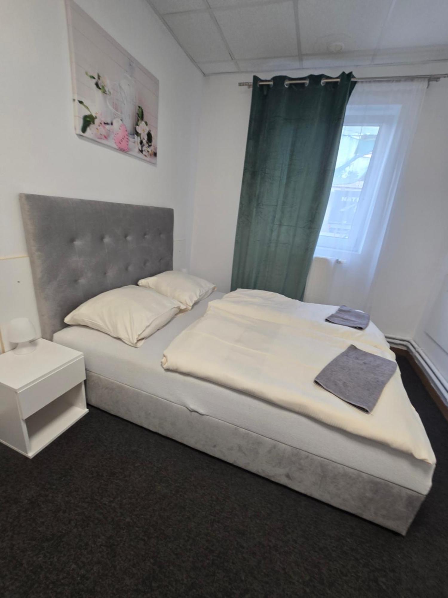 Hostel Krosnienska 12 Зелёна-Гура Экстерьер фото