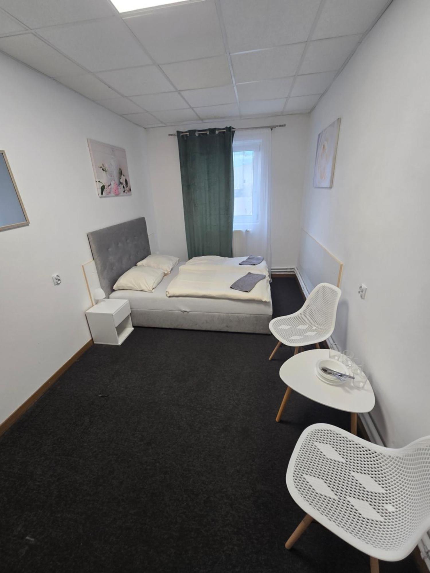 Hostel Krosnienska 12 Зелёна-Гура Экстерьер фото