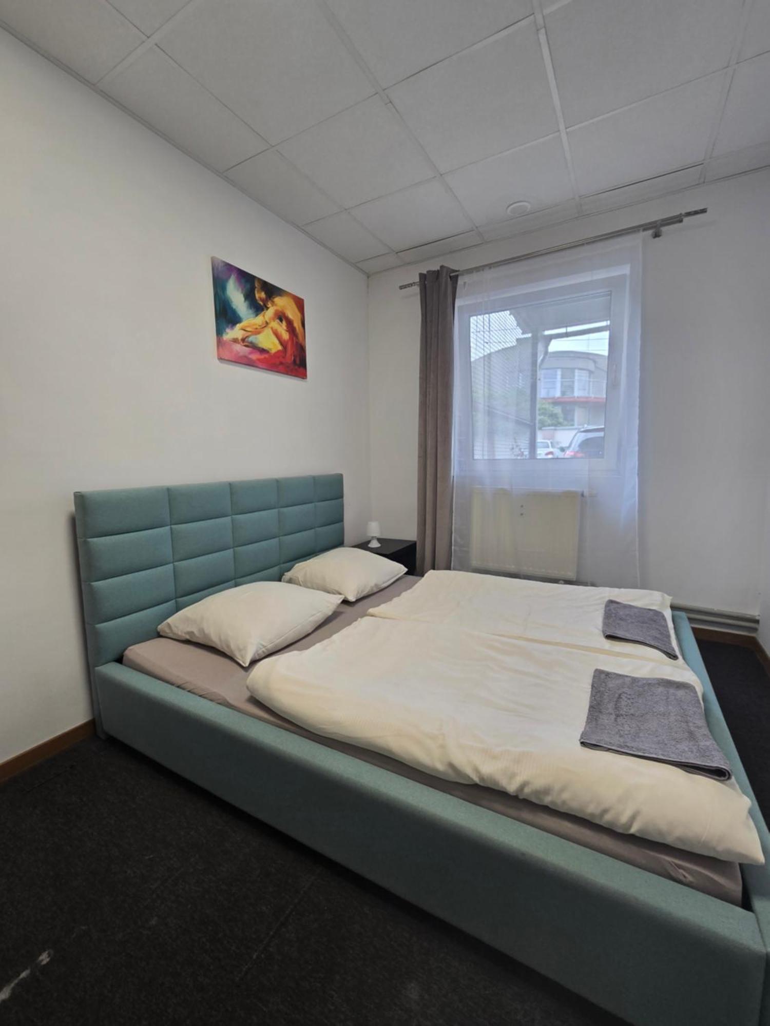 Hostel Krosnienska 12 Зелёна-Гура Экстерьер фото