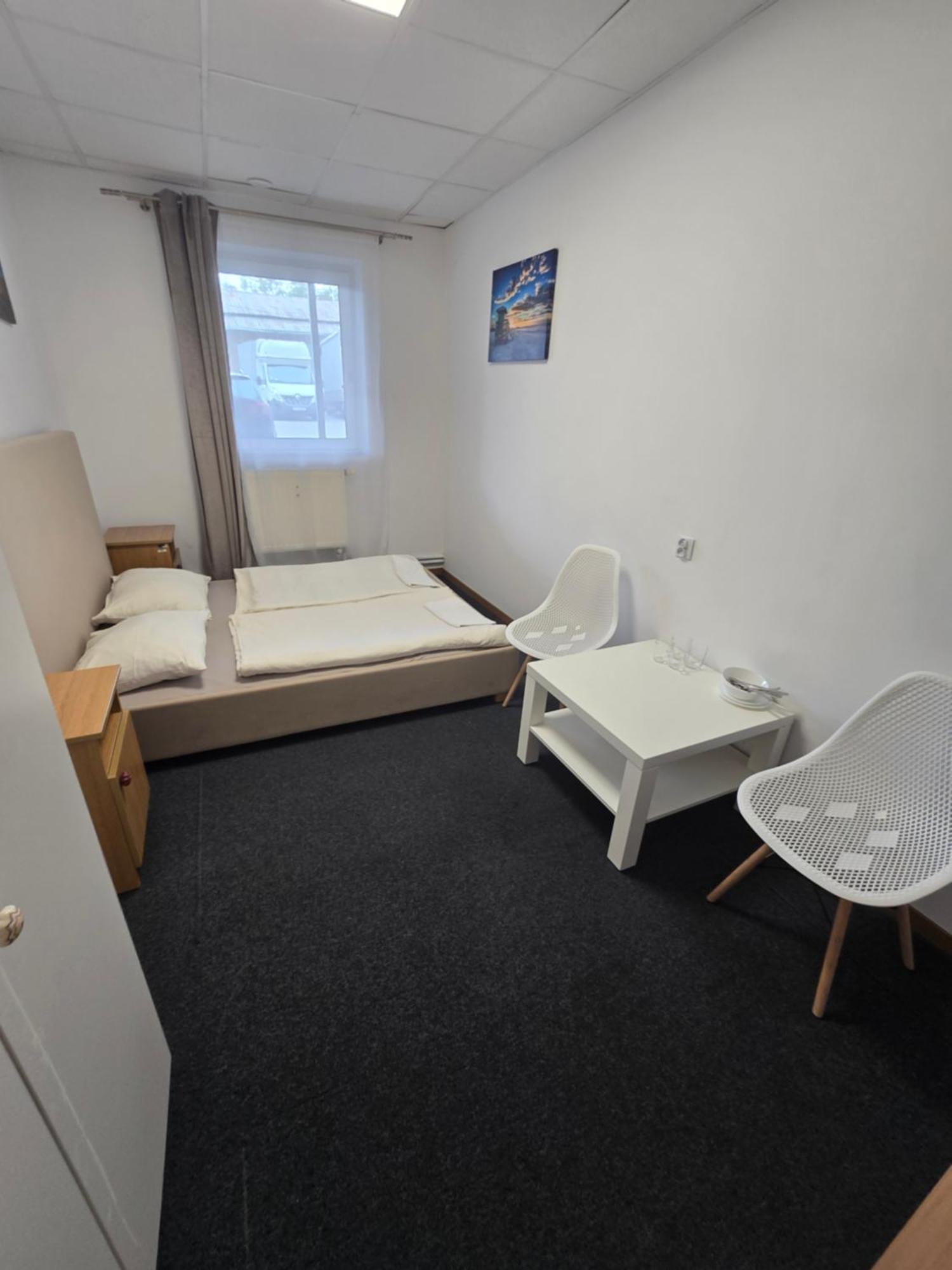 Hostel Krosnienska 12 Зелёна-Гура Экстерьер фото