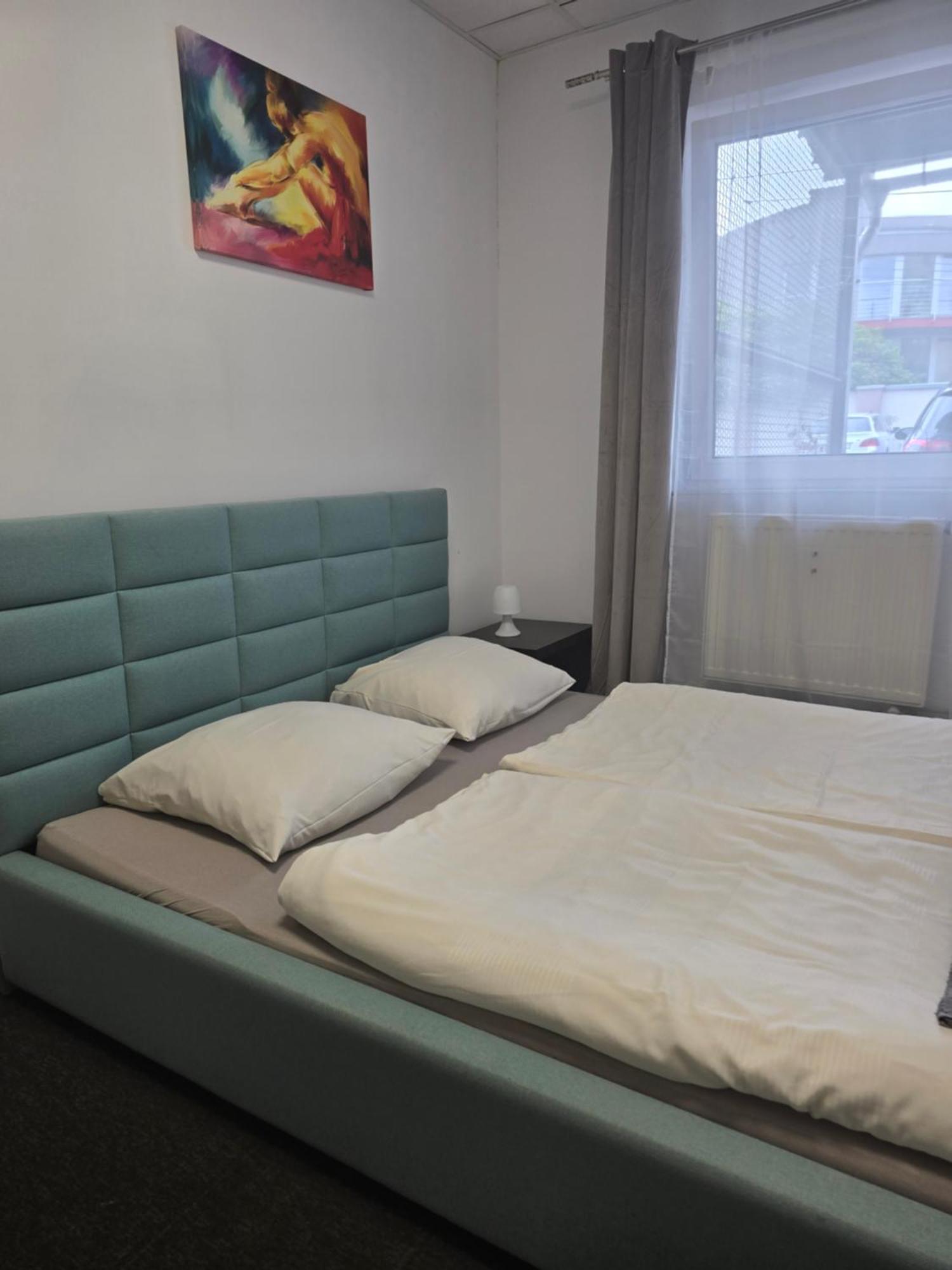 Hostel Krosnienska 12 Зелёна-Гура Экстерьер фото