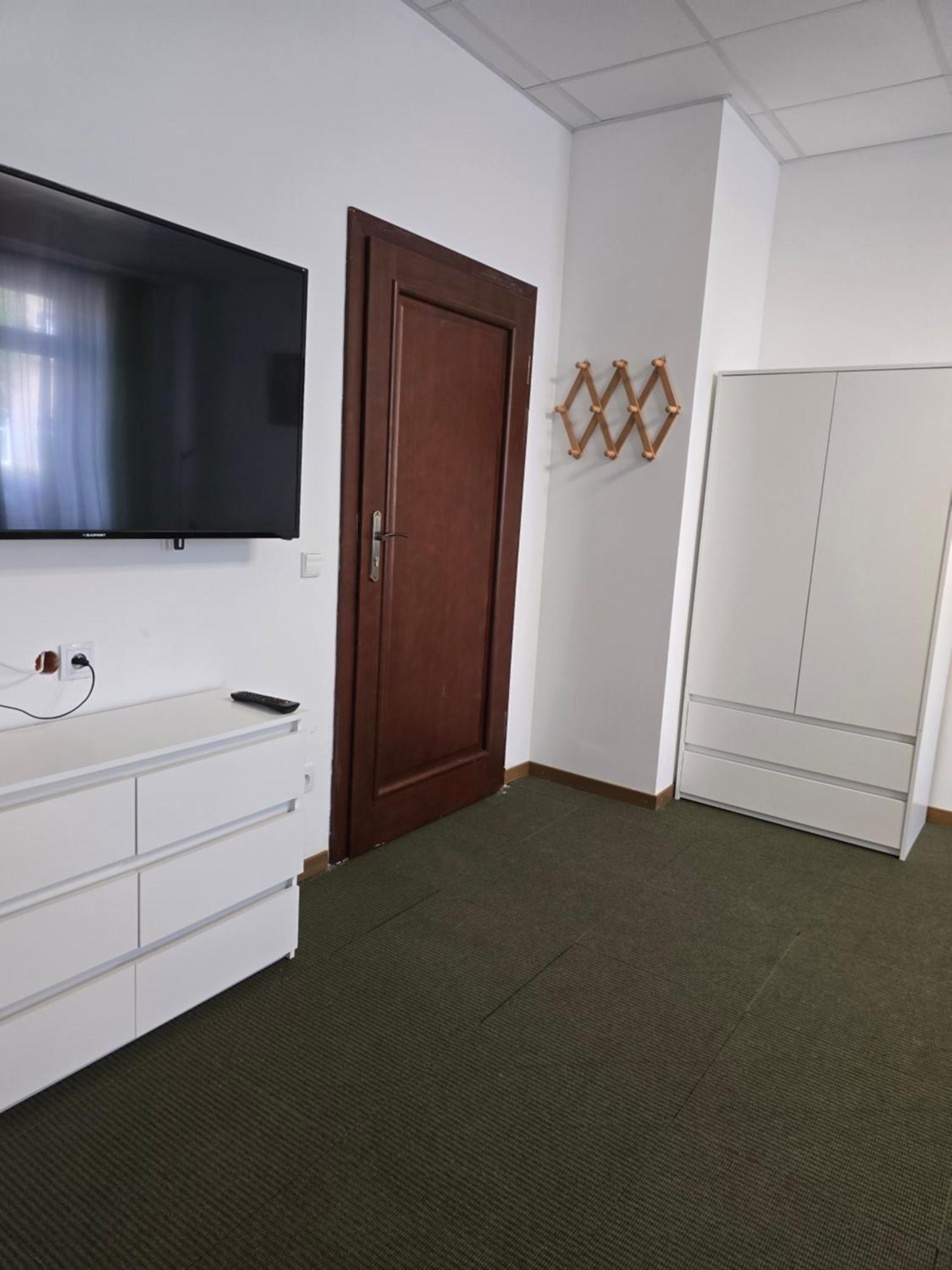 Hostel Krosnienska 12 Зелёна-Гура Экстерьер фото