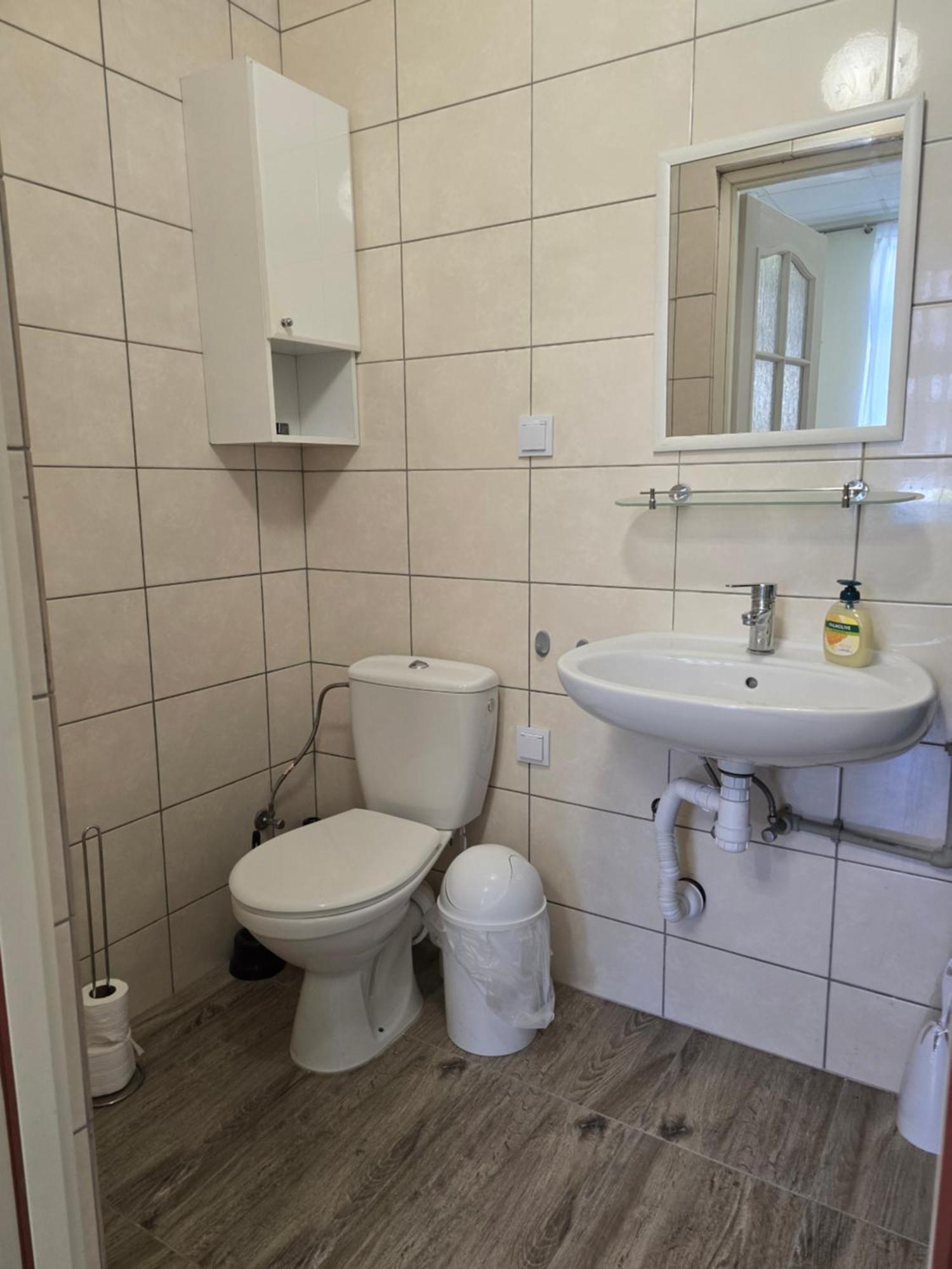 Hostel Krosnienska 12 Зелёна-Гура Экстерьер фото